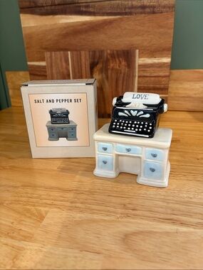 Cracker Barrel Typewriter Desk Salt & Pepper Set